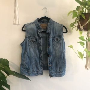 Levi’s vintage light denim button vest
